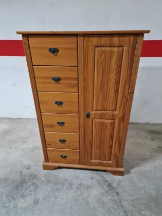 Mueble de pino con cajones y armario