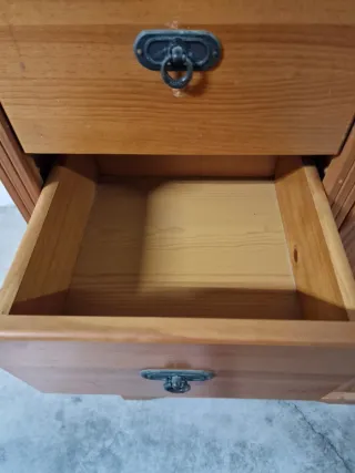 Mueble de pino con cajones y armario