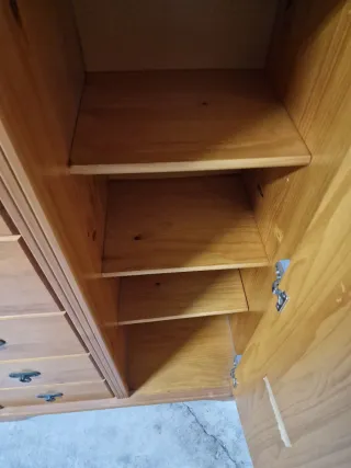Mueble de pino con cajones y armario
