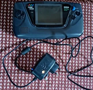 SEGA Game Gear con cargador