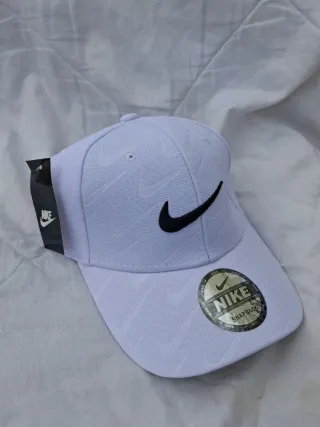 Gorra Nike Negra con Logo Repetido