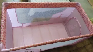 Cuna de viaje rosa con dibujos