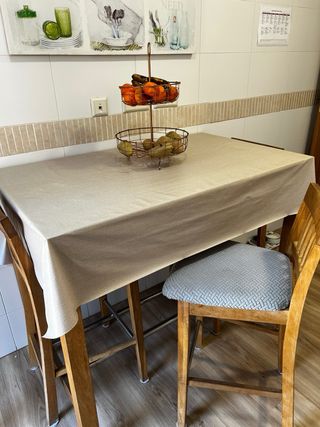Mesa alta y 4 taburetes madera