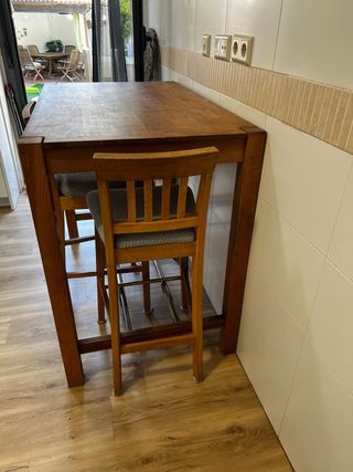 Mesa alta y 4 taburetes madera