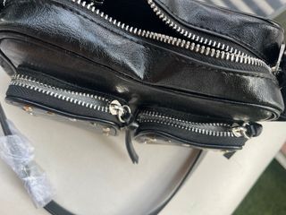 Bolso negro con tachuelas parfois