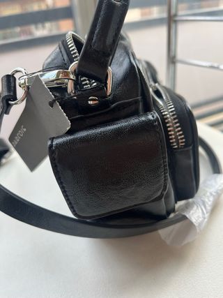 Bolso negro con tachuelas parfois