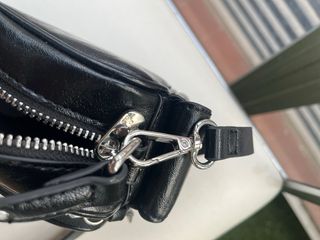 Bolso negro con tachuelas parfois