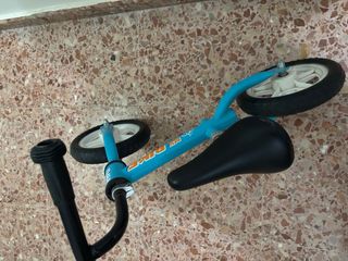 Bicicleta de equilibrio azul para bebés