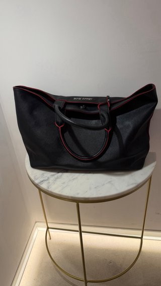 Borsa Armani Jeans nera con dettagli rossi