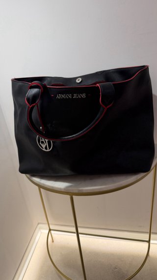 Borsa Armani Jeans nera con dettagli rossi