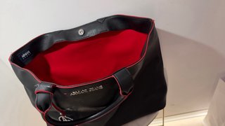 Borsa Armani Jeans nera con dettagli rossi