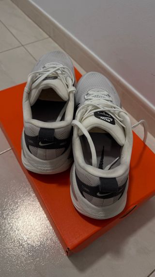 Nike Vomero 18 Gris/Blanco