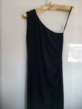 Vestido fiesta WAL G. negro hombro descubierto tal