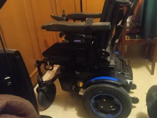 Silla de ruedas eléctrica muy nueva