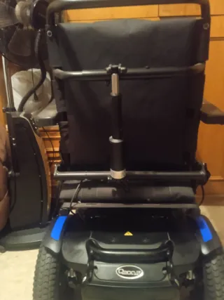 Silla de ruedas eléctrica muy nueva