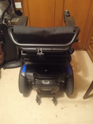Silla de ruedas eléctrica muy nueva