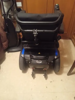 Silla de ruedas eléctrica muy nueva