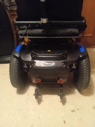 Silla de ruedas eléctrica muy nueva