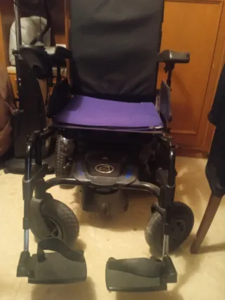 Silla de ruedas eléctrica muy nueva