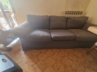 Divano grigio in tessuto ben tenuto