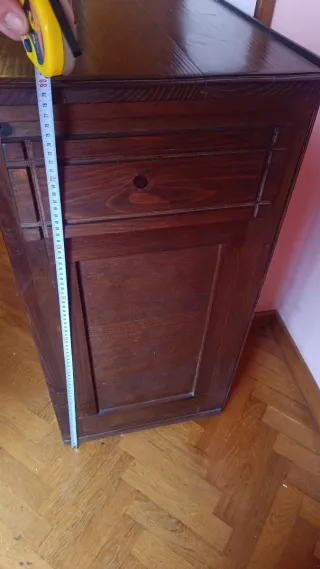 Mueble de madera marrón