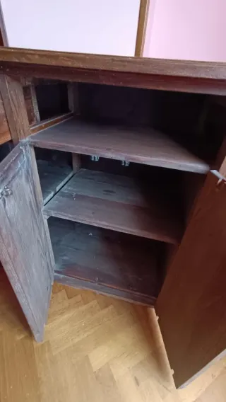 Mueble de madera marrón