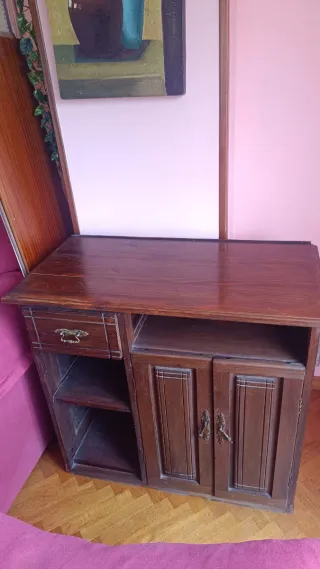 Mueble de madera marrón