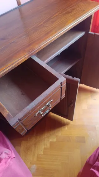 Mueble de madera marrón