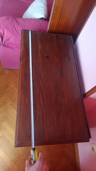 Mueble de madera marrón