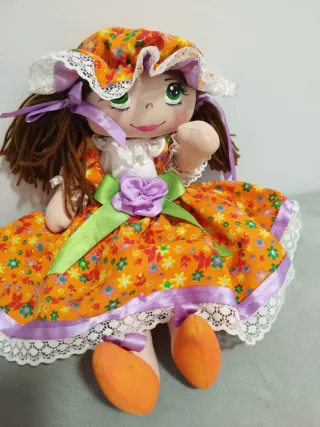 Muñeca de trapo artesanal con vestido floral