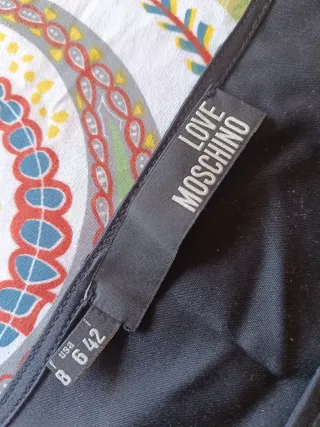 Vestido negro con detalles rojos y blancos