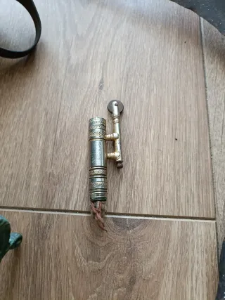 Set di oggetti antichi in metallo