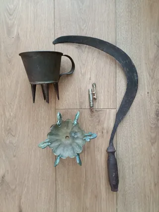 Set di oggetti antichi in metallo