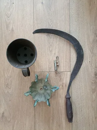 Set di oggetti antichi in metallo