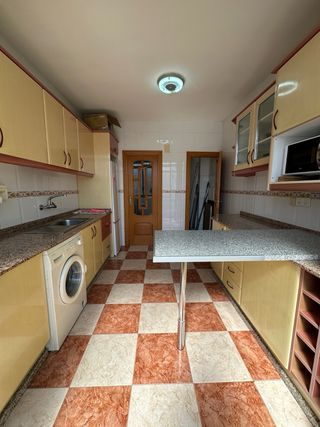 Habitacion con balcón en alquiler en Gandia.