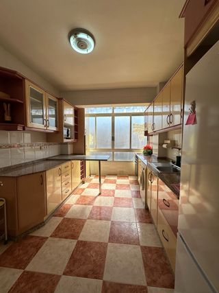 Habitacion con balcón en alquiler en Gandia.