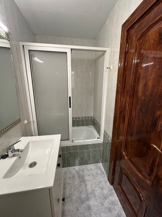 Habitacion con balcón en alquiler en Gandia.