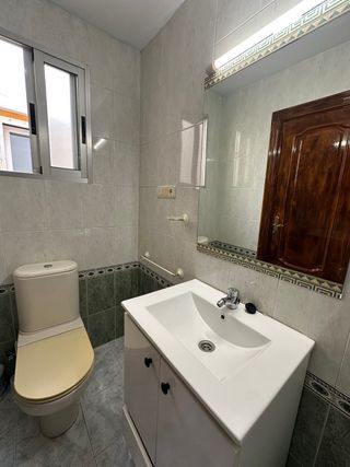 Habitacion con balcón en alquiler en Gandia.