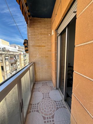 Habitacion con balcón en alquiler en Gandia.