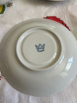 Sopera de porcelana con 6 tazas y platos