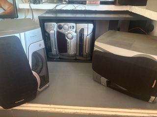 Equipo de música Panasonic con altavoces