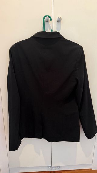 Americana negra con forro estampado