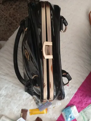 Bolso de mano negro charol