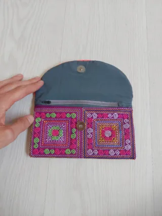 Bolsito de mano bordado multicolor