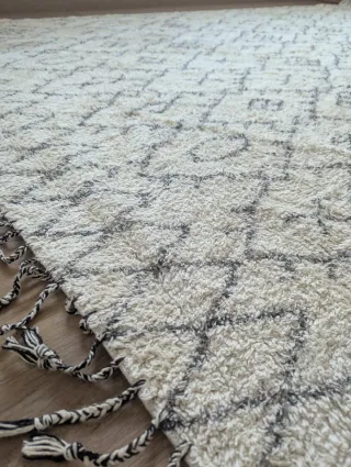 Alfombra de lana beige y gris