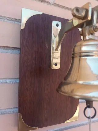 Campana de Bronce con metopa de madera