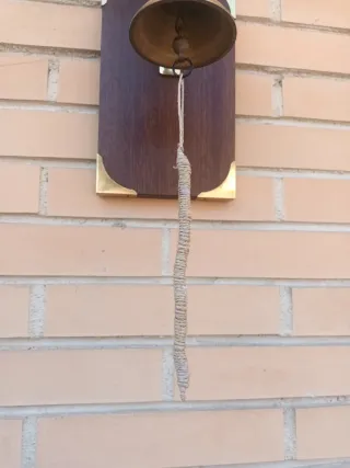 Campana de Bronce con metopa de madera