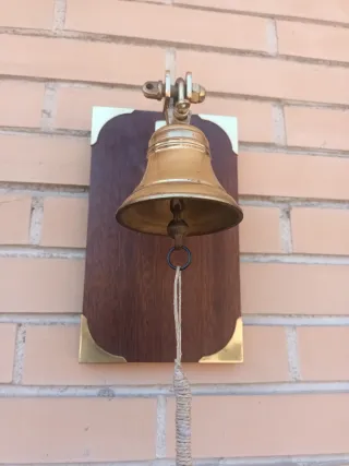 Campana de Bronce con metopa de madera