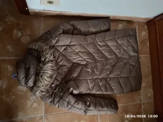 Abrigo largo beige con capucha