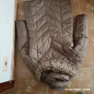 Abrigo largo beige con capucha